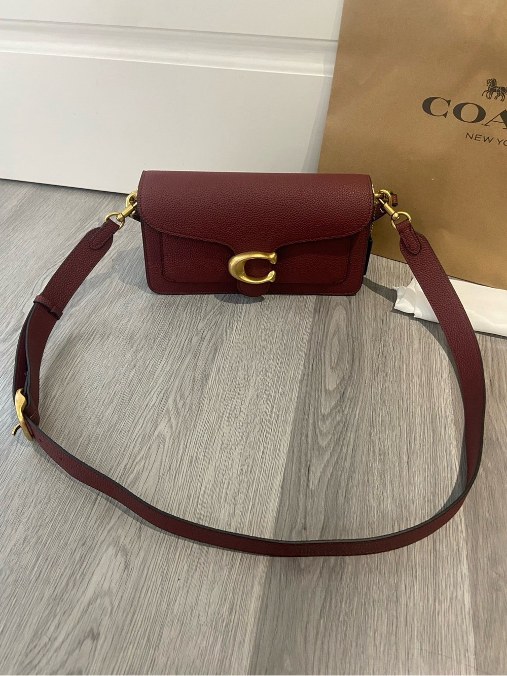 Coach Wine Red Pebbled Leather Crossbody with Gold 'C' Accent - Picture 2 of 9